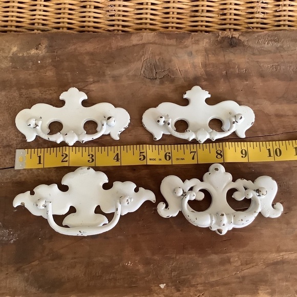 Vintage Painted Chippy White Dresser Handles 4 - Picture 1 of 2